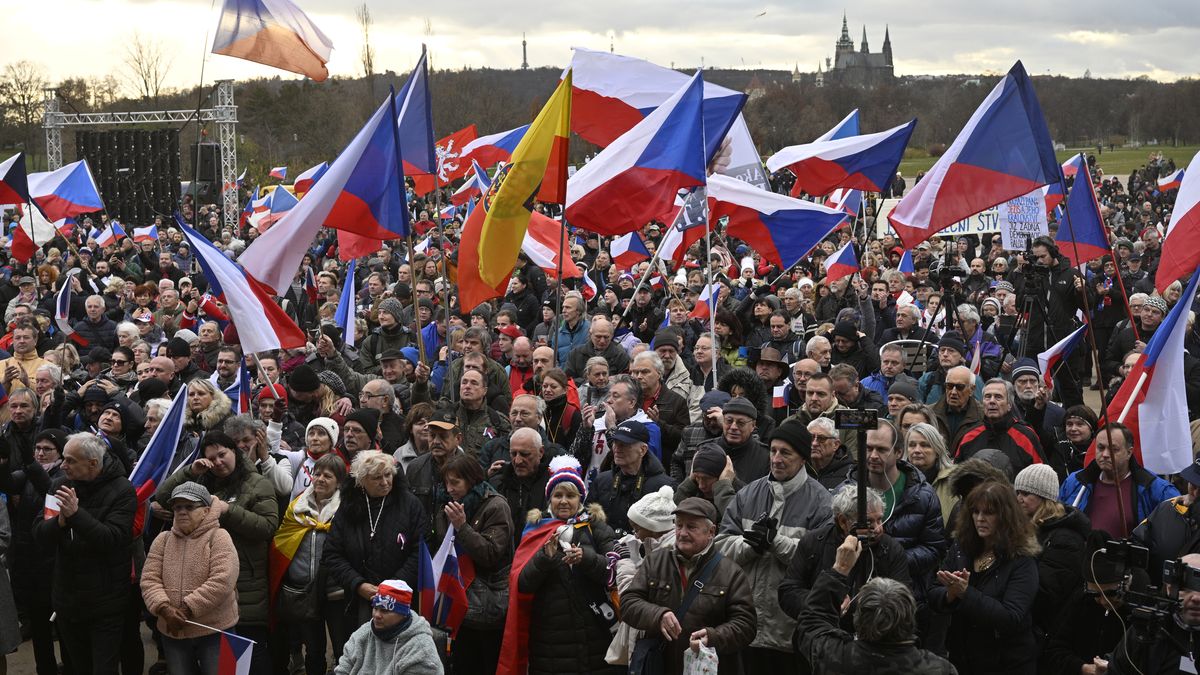 Stovky lidí vyrazily na demonstraci proti vládě na pražskou Letnou